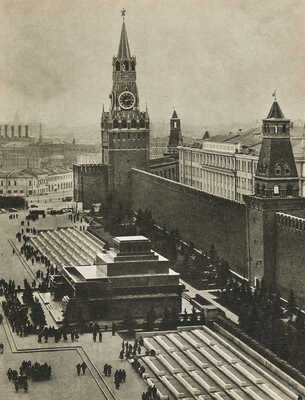 Альбом «Москва. Moscow. Moscou. Moskau» / Оформ. Г. Фишера. М., 1956.